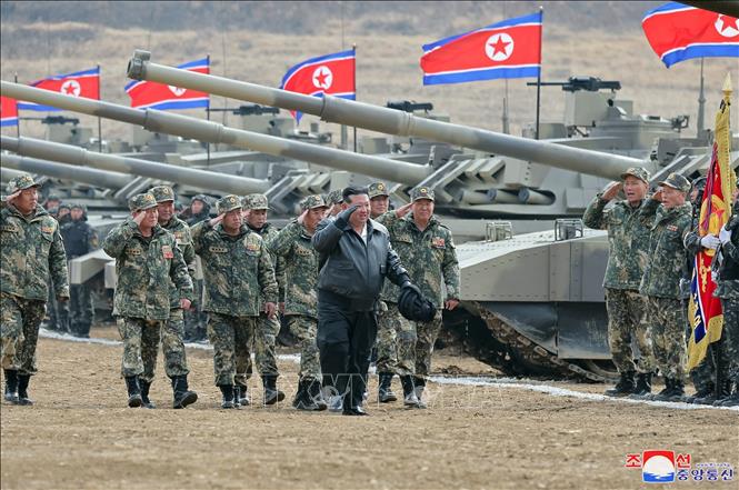 Nhà lãnh đạo Kim Jong-un thị sát một đơn vị xe tăng hôm 13/3/2024. Ảnh: YONHAP/TTXVN