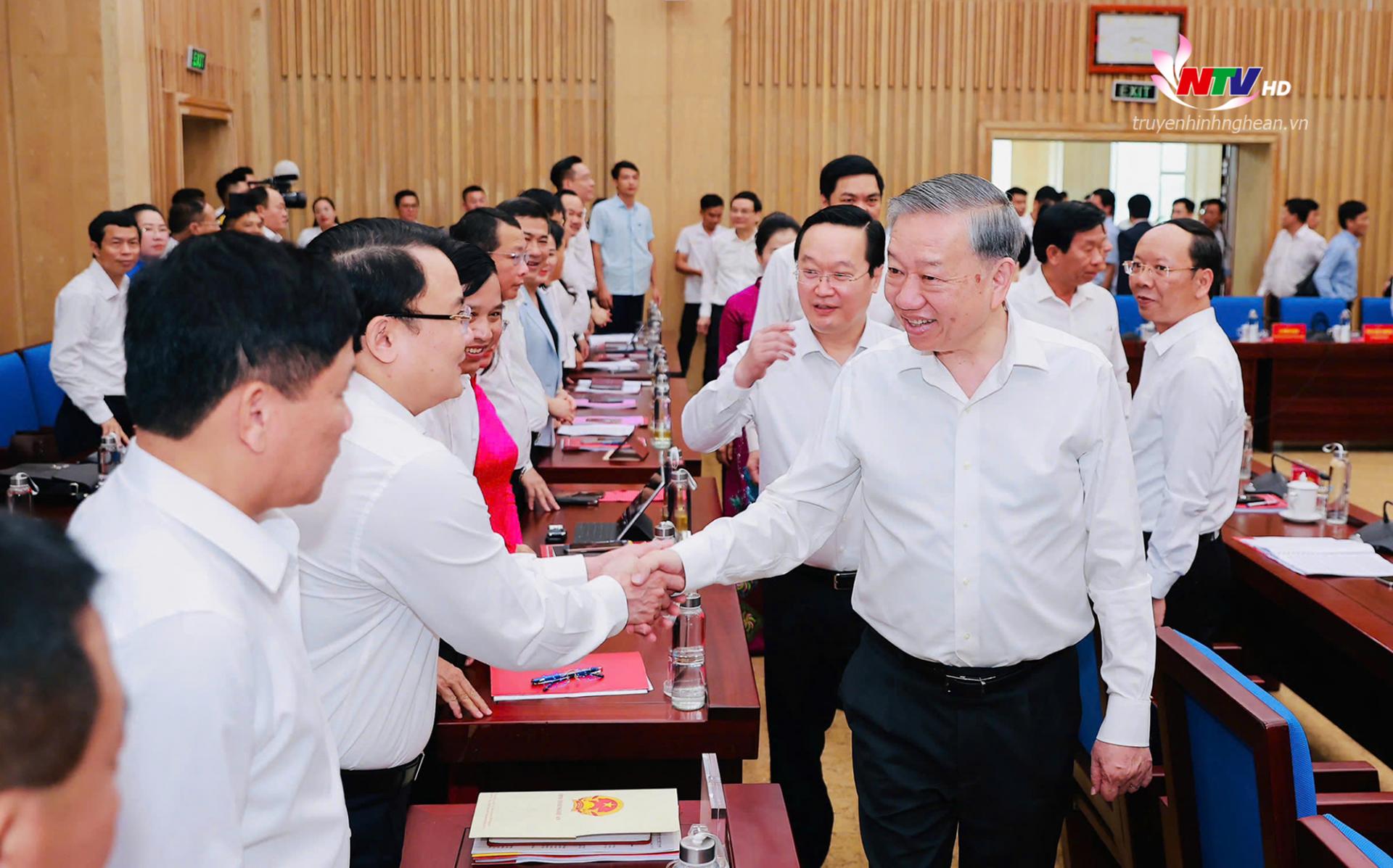 Tổng Bí thư Tô Lâm thăm hỏi các đồng chí lãnh đạo tỉnh Nghệ An.