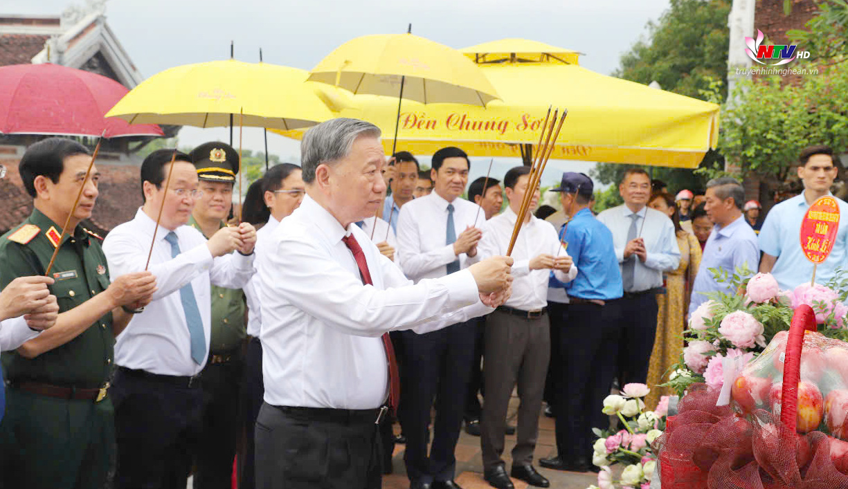 Đồng chí Tổng Bí thư Tô Lâm cùng đoàn đại biểu dâng hương tại Đền Chung Sơn - đền thờ gia tiên Chủ tịch Hồ Chí Minh.