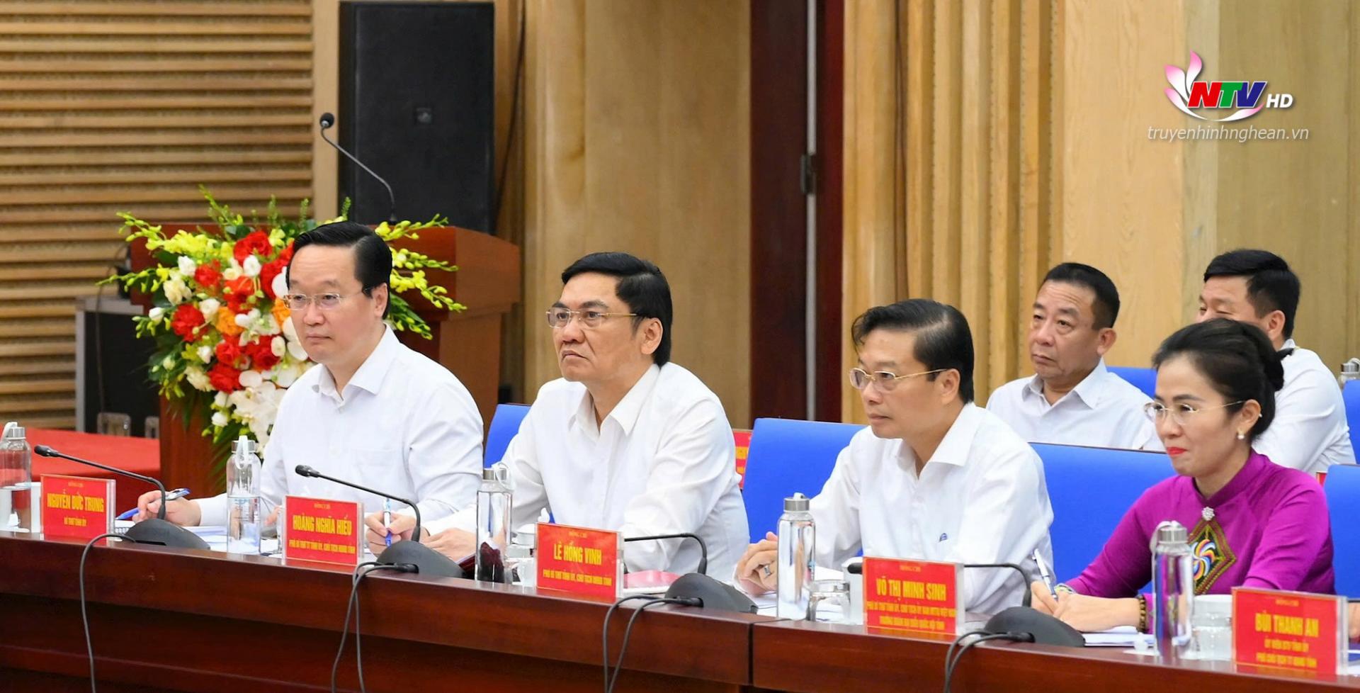 Các đồng chí lãnh đạo tỉnh Nghệ An tại cuộc làm việc.