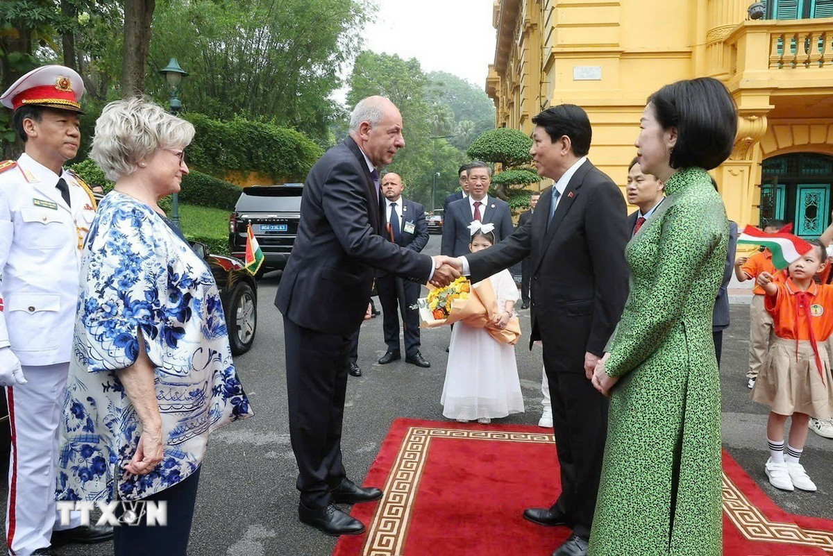 Chủ tịch nước Lương Cường và Phu nhân đón Tổng thống Hungary Sulyok Tamás và Phu nhân. Ảnh: TTXVN