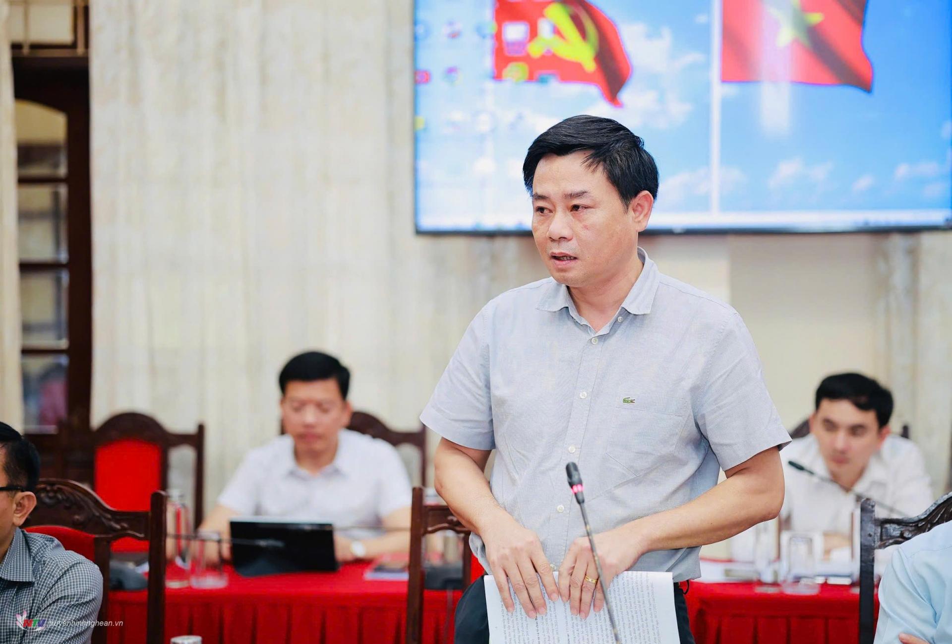 Đồng chí Hồ Lê Ngọc - Ủy viên Ban Thường vụ, Trưởng Ban Nội chính Tỉnh ủy phát biểu tại phiên họp. 