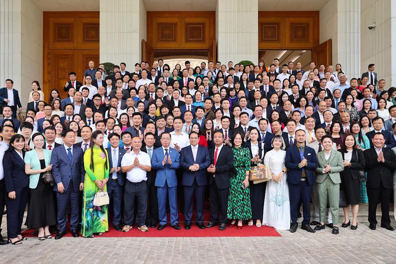 Thủ tướng chụp ảnh lưu niệm cùng doanh nghiệp - Ảnh: VGP.