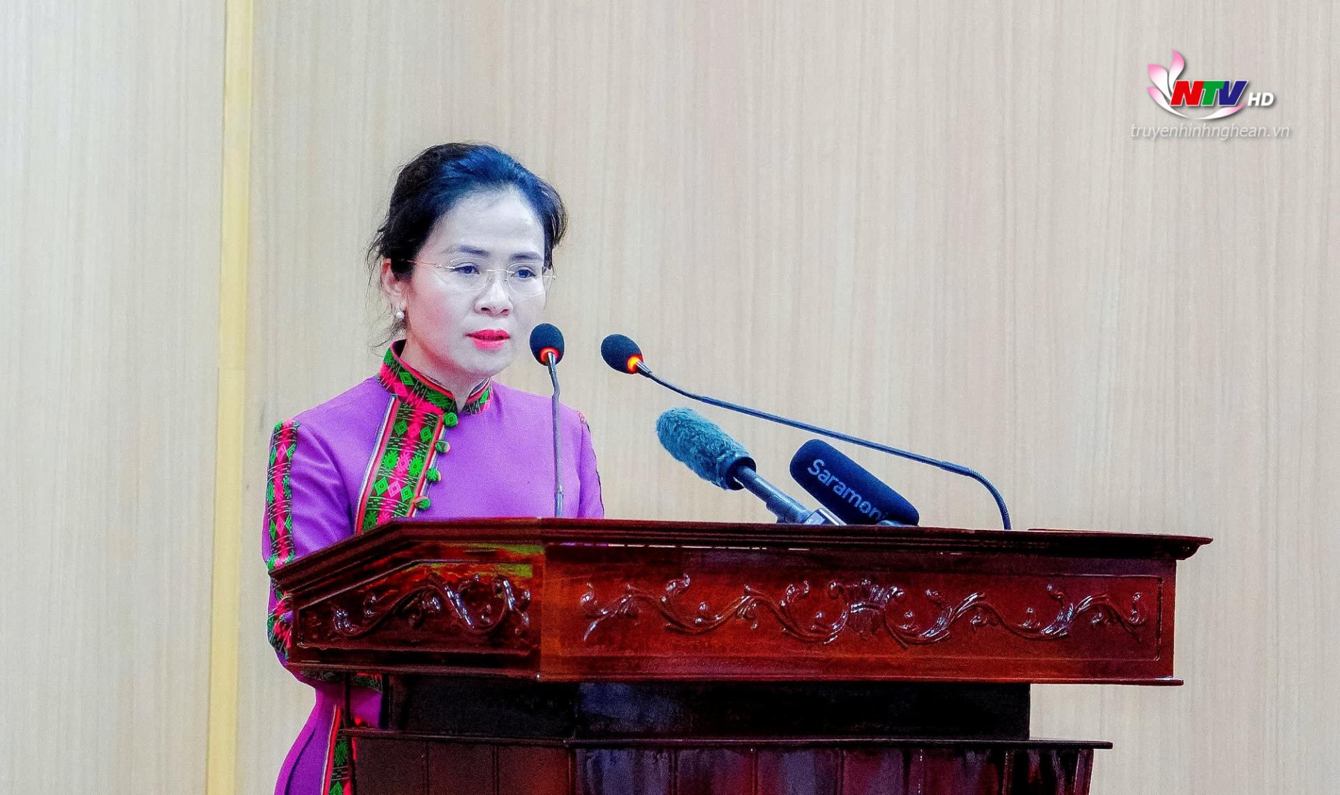 Đồng chí Võ Thị Minh Sinh - Phó Bí thư Tỉnh ủy, Chủ tịch Ủy ban MTTQ Việt Nam tỉnh, Trưởng đoàn ĐBQH tỉnh Nghệ An phát biểu, nghiêm túc tiếp thu và lĩnh hội đầy đủ các chỉ đạo sâu sắc của đồng chí Tổng Bí thư Tô Lâm. 