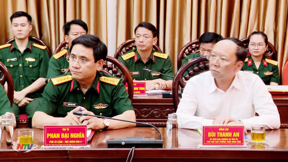 Lãnh đạo UBND tỉnh, Quân khu 5, Bộ Chỉ huy Quân sự tỉnh tham dự hội nghị. 