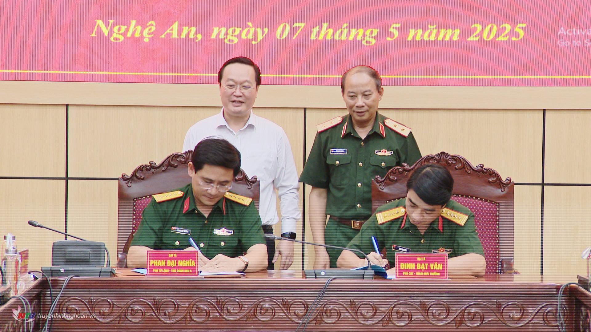 Trung tướng Trần Võ Dũng - Chính ủy Quân khu 4 và đồng chí Nguyễn Đức Trung - Bí thư Tỉnh ủy, Bí thư Đảng ủy Quân sự tỉnh chứng kiến ký kết bàn giao nhiệm vụ Chỉ huy trưởng Bộ Chỉ huy Quân sự tỉnh.