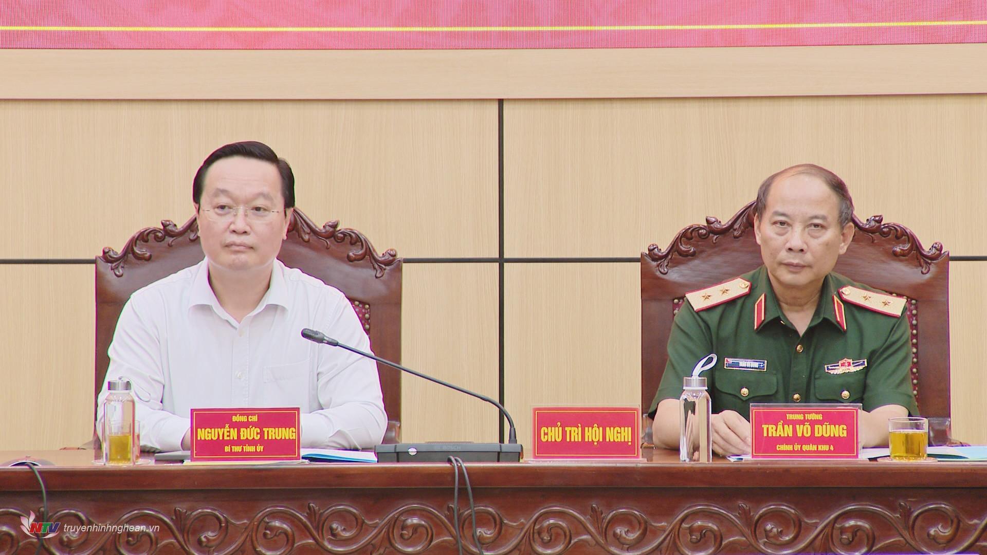 Trung tướng Trần Võ Dũng, Bí thư Đảng ủy, Chính ủy Quân khu 4 và đồng chí Nguyễn Đức Trung, Bí thư Tỉnh ủy Nghệ An, Bí thư Đảng uỷ Quân sự tỉnh đồng chủ trì hội nghị. 