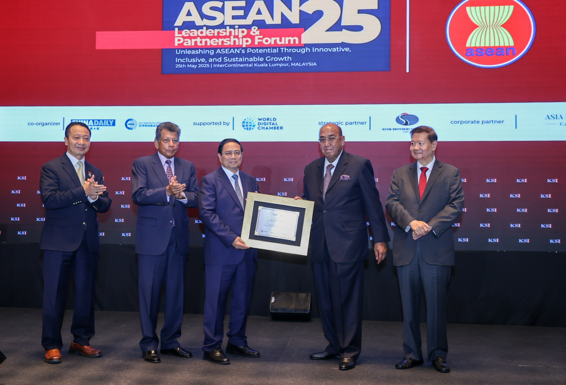 Viện KSI vinh danh Thủ tướng Phạm Minh Chính là Nhà Lãnh đạo ASEAN tiêu biểu năm 2025. Thủ tướng trân trọng cảm ơn và cho rằng đây là giải thưởng dành cho nhân dân, đất nước Việt Nam mà ông là người thay mặt để đón nhận.