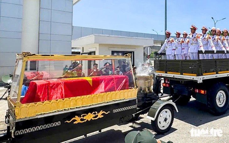 11h28 trưa 25-5, linh xa bắt đầu di chuyển khỏi sân bay Chu Lai về quê nhà Phổ Khánh.