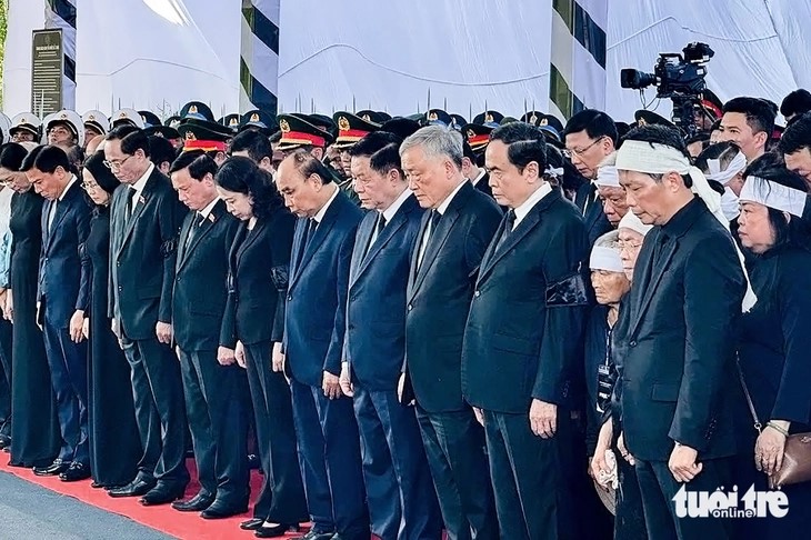 Lãnh đạo, nguyên lãnh đạo Đảng, Nhà nước dành một phút mặc niệm nguyên Chủ tịch nước Trần Đức Lương.