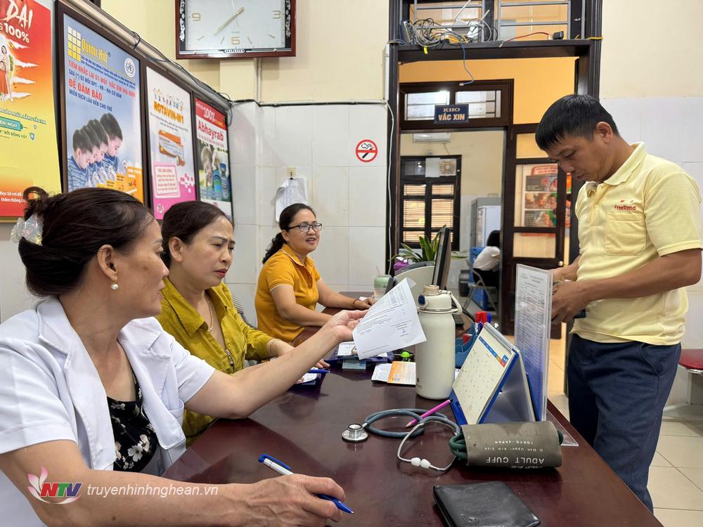 Người dân đến Trung tâm y tế huyện tiêm vắc xin phòng bệnh dại.