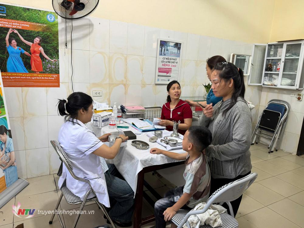 Cháu nhỏ ngồi sau xe máy mẹ chở đi học bị chó cắn được đưa đến Trung tâm Y tế huyện tiêm phòng.