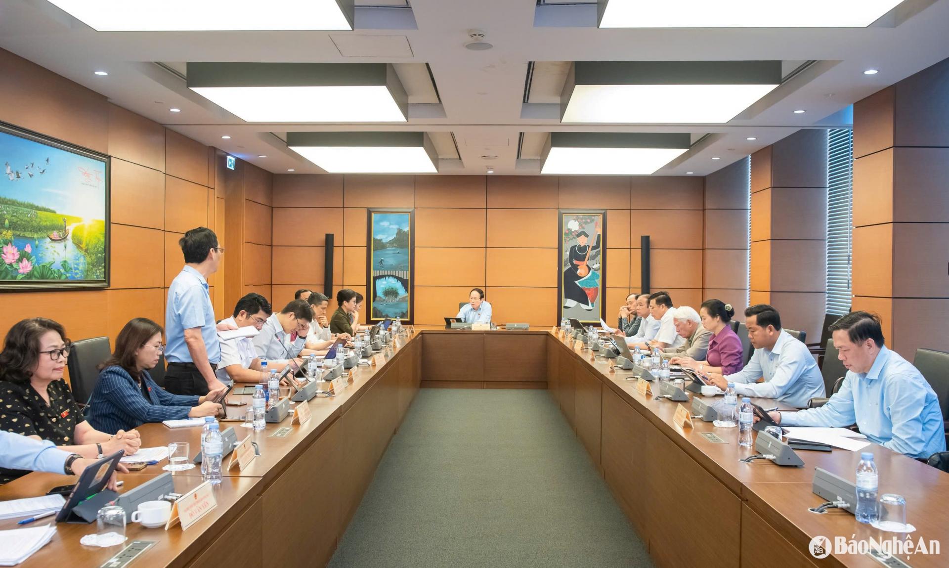 Toàn cảnh buổi thảo luận tổ. 