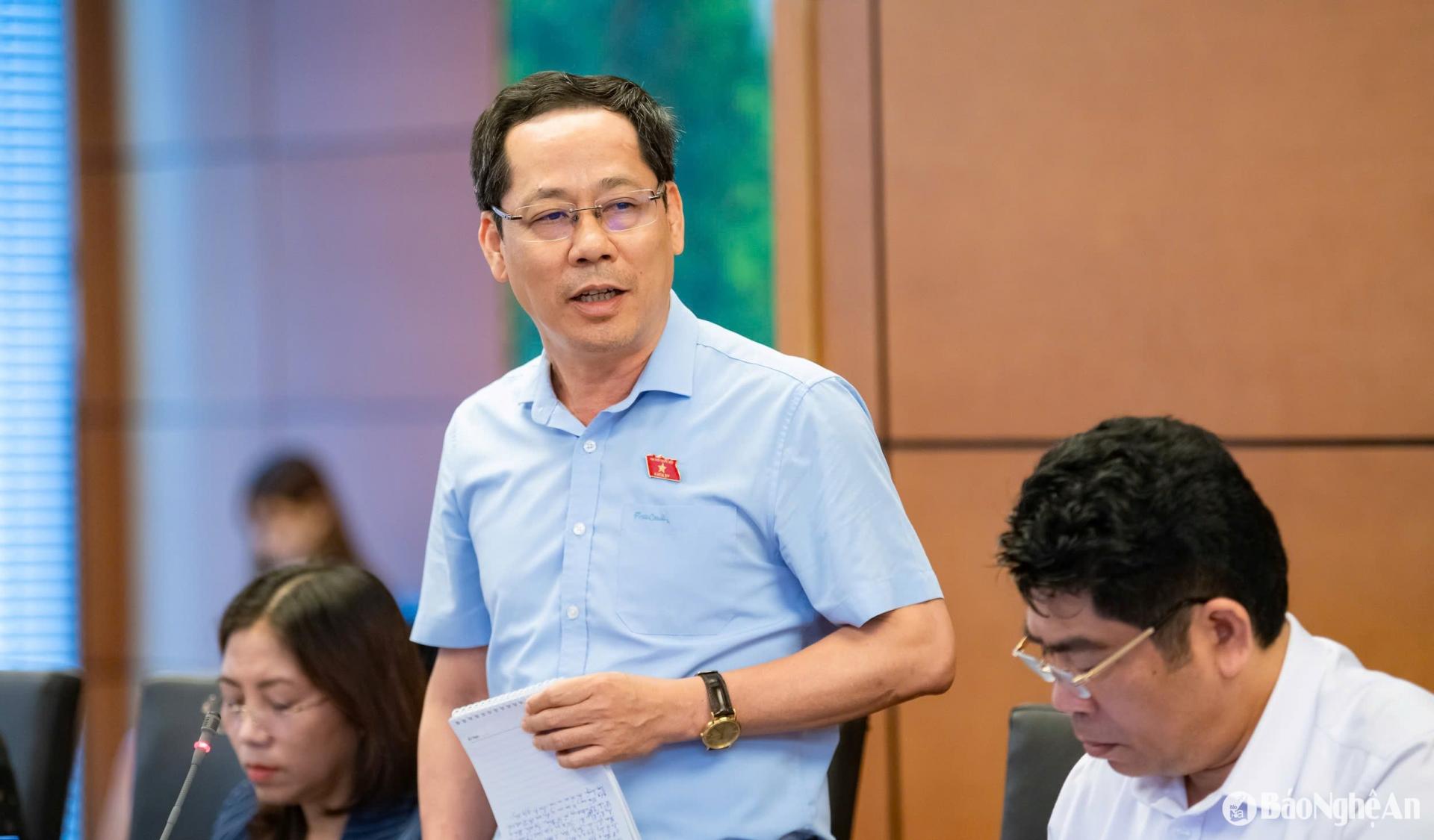 Đồng chí Trần Nhật Minh - Ủy viên Ủy ban Pháp luật của Quốc hội, đại biểu Quốc hội chuyên trách Đoàn đại biểu Quốc hội tỉnh Nghệ An tham gia ý kiến tại buổi thảo luận tổ.