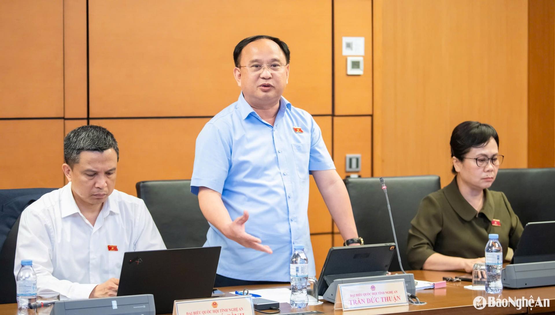 Thiếu tướng Trần Đức Thuận - Ủy viên Thường trực Ủy ban Quốc phòng - An ninh của Quốc hội, đại biểu đoàn Nghệ An tham gia ý kiến tại buổi thảo luận. 