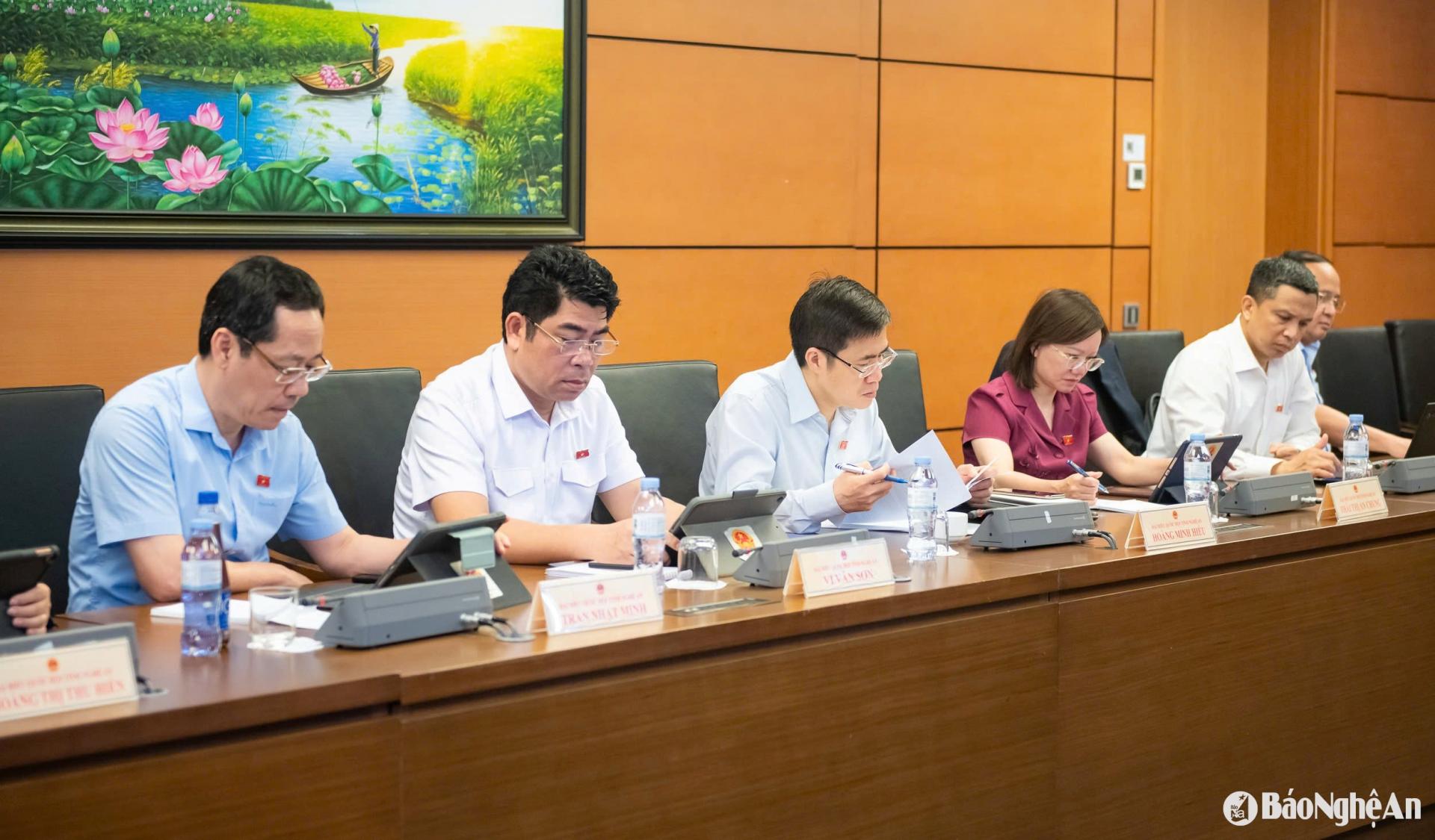 Các đại biểu Quốc hội tỉnh Nghệ An tham gia buổi thảo luận tổ.