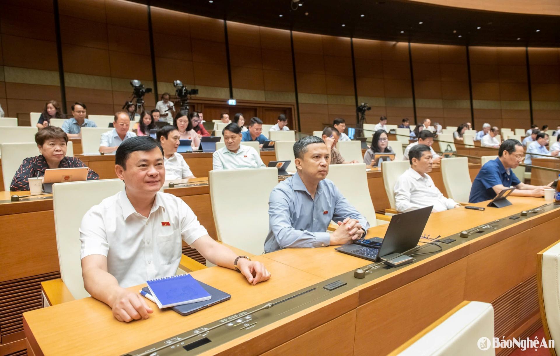 Đồng chí Thái Thanh Quý - Ủy viên Ban Chấp hành Trung ương Đảng, Phó Trưởng ban Thường trực Ban Chính sách, Chiến lược Trung ương, ĐBQH đoàn Nghệ An và các vị ĐBQH dự họp sáng 6/5 tại Hội trường Diên Hồng, Nhà Quốc hội.