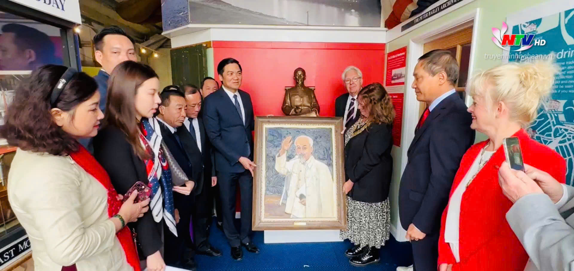 Đồng chí Hoàng Nghĩa Hiếu – Phó Bí thư Thường trực Tỉnh ủy, Chủ tịch HĐND tỉnh và đoàn công tác tỉnh Nghệ An tặng bức ảnh Chủ tịch Hồ Chí Minh cho Bảo tàng Newhaven.