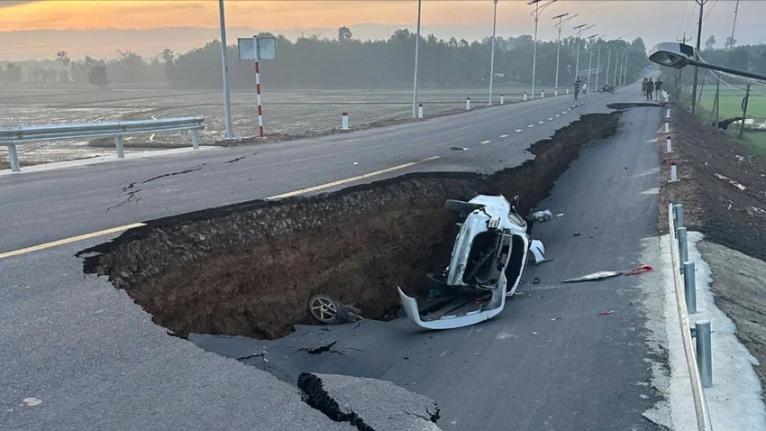 Cầu Hòa Bình vừa khánh thành hơn 2 tuần bất ngờ bị sập, tạo hố sâu giữa cầu, ô tô rơi xuống, hư hỏng nặng.