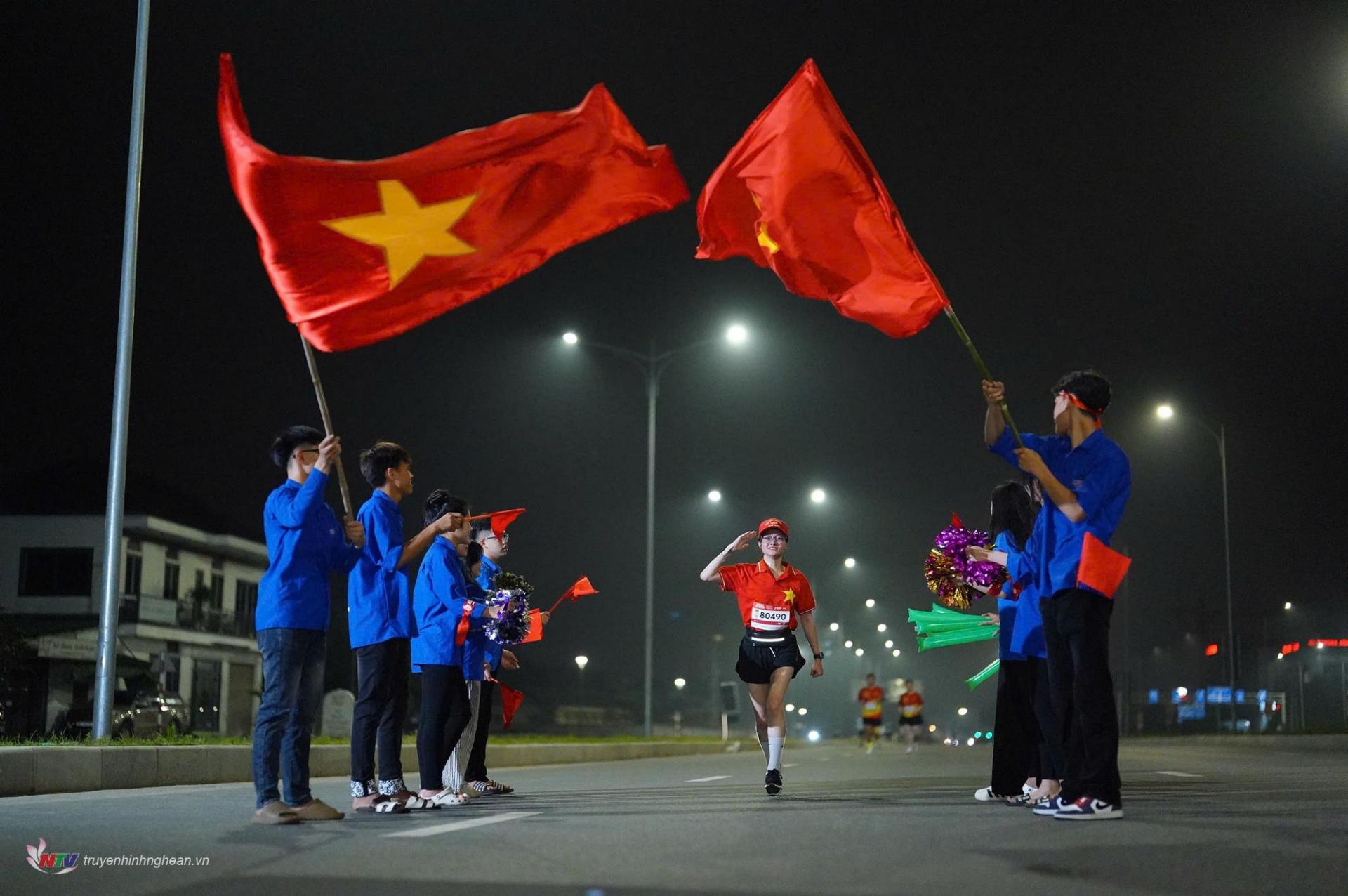 Đoàn viên thanh niên tham gia tiếp sức cho các VĐV.