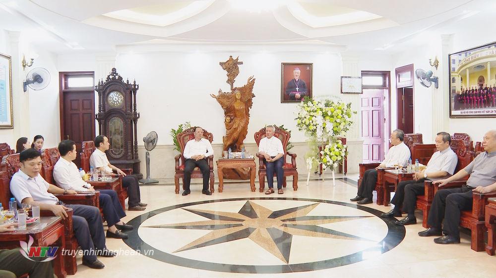 Phó Chủ tịch Thường trực UBND tỉnh Bùi Thanh An và các thành viên đoàn công tác chúc mừng Tòa Giám mục Giáo phận Vinh. 