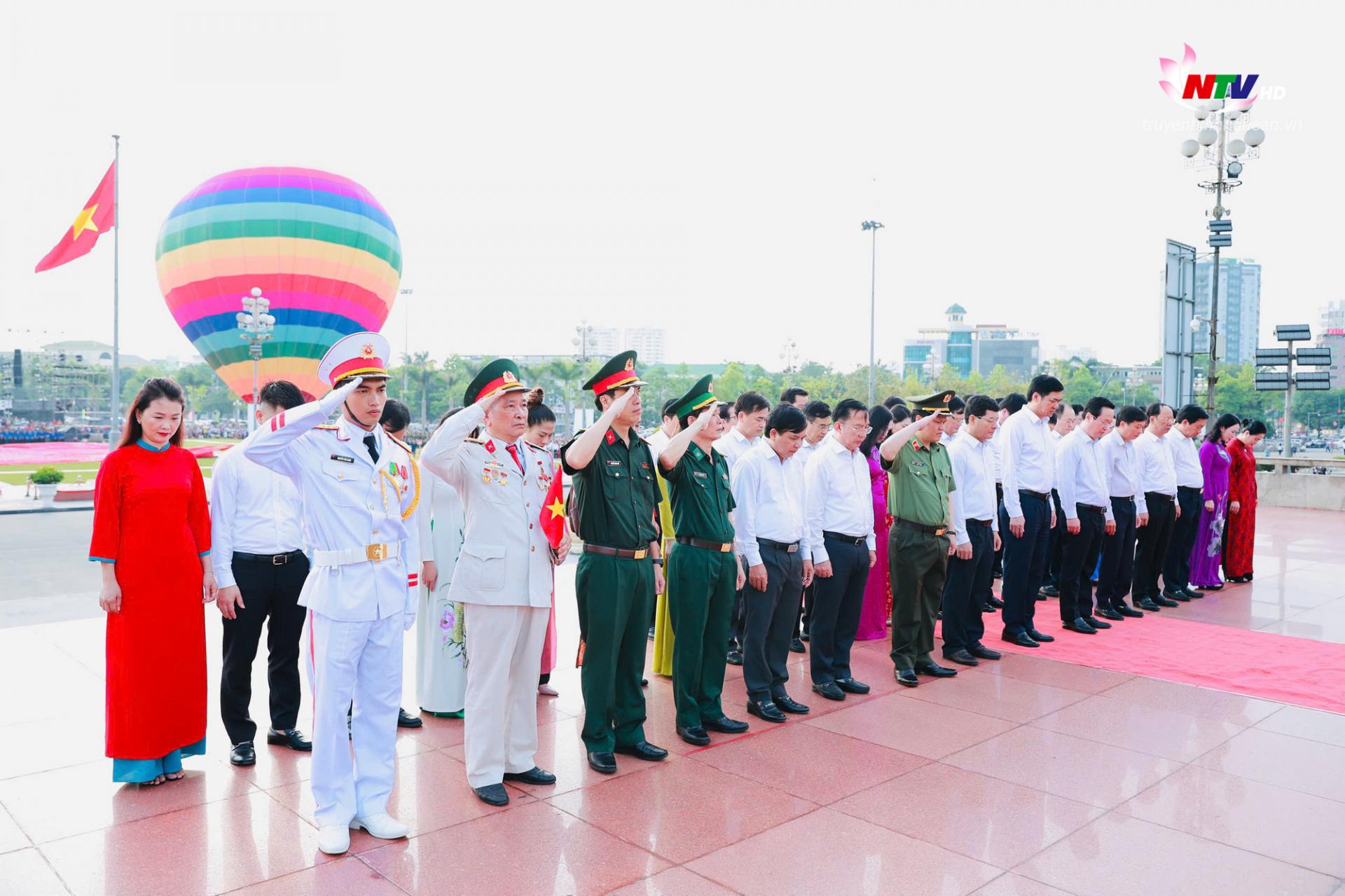 Các đại biểu thực hiện nghi thức tưởng niệm Chủ tịch Hồ Chí Minh. 