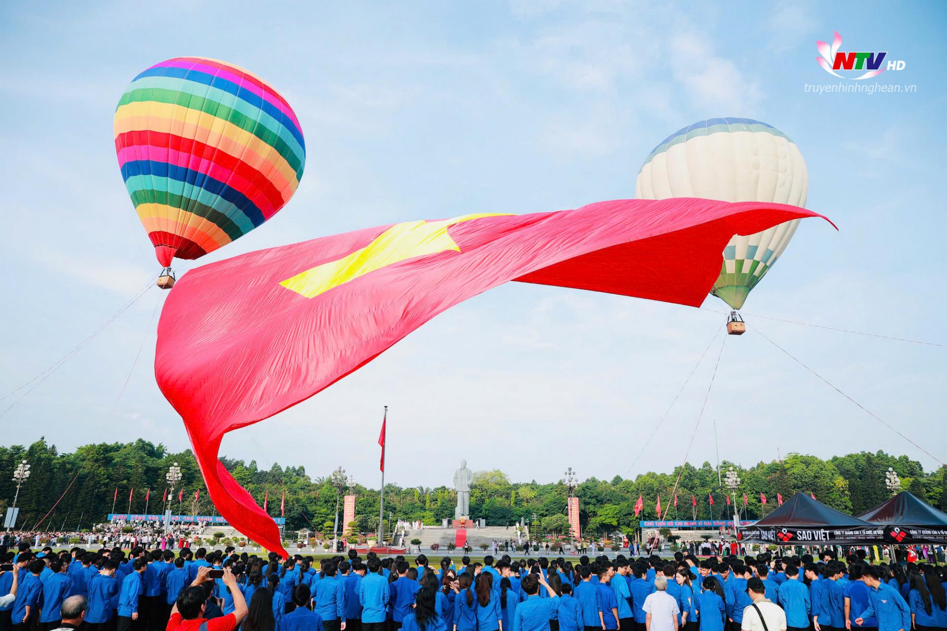 Đây là lần đầu tiên Nghệ An tổ chức hoạt động bay đại kỳ Tổ quốc trên quy mô lớn trong dịp sinh nhật Bác