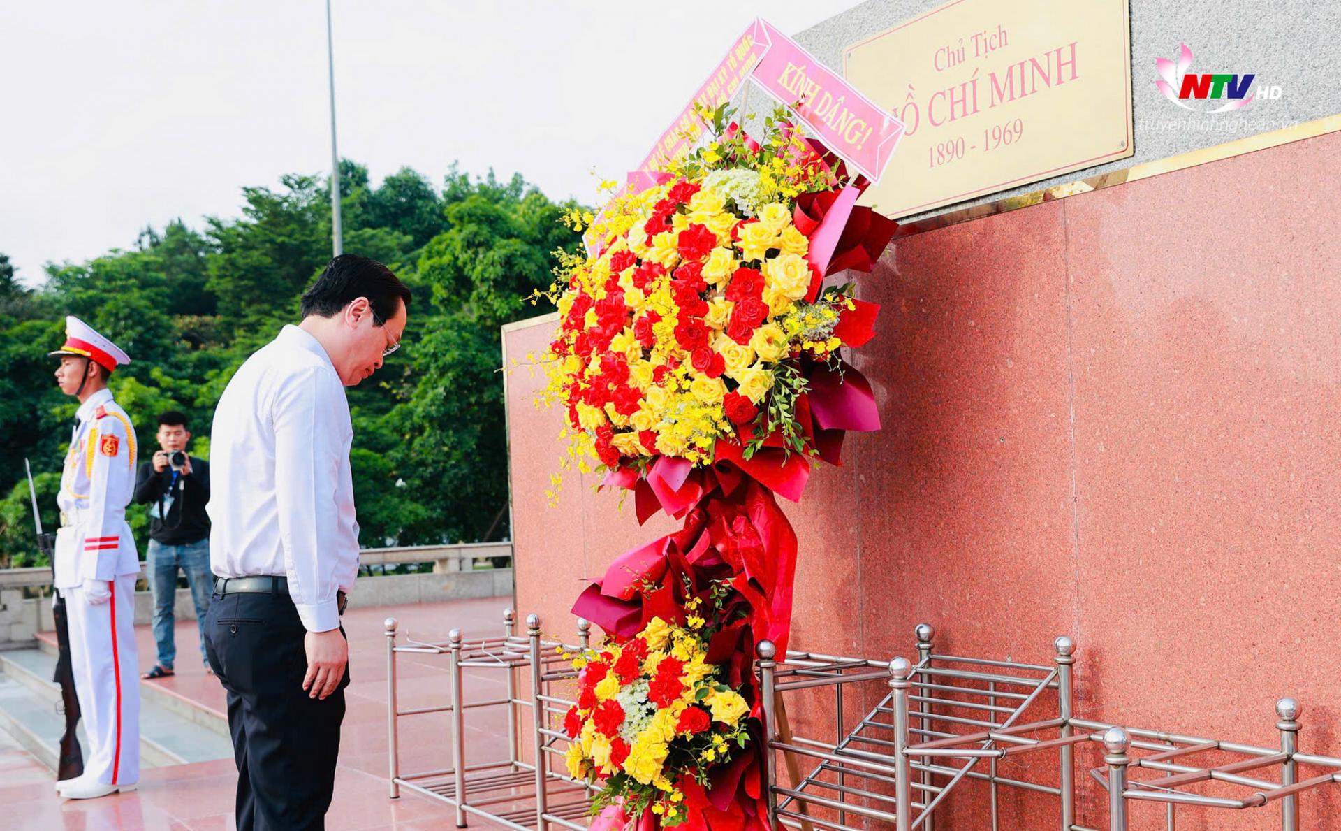 Đồng chí Nguyễn Đức Trung - Bí thư Tỉnh ủy kính cẩn dâng hoa tưởng niệm Chủ tịch Hồ Chí Minh tại Tượng đài Bác Hồ. 