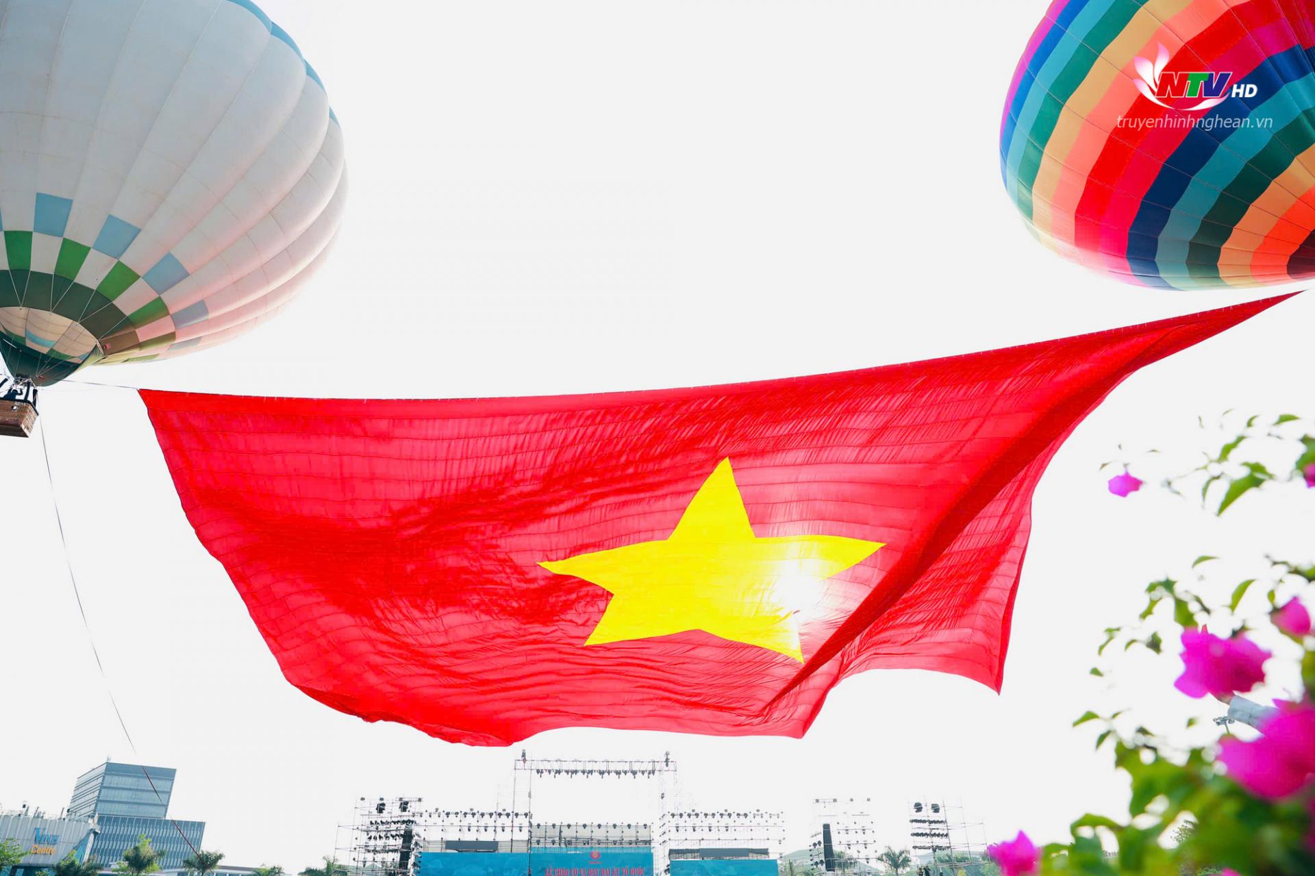Lá cờ Tổ quốc khổng lồ tung bay như biểu tượng thiêng liêng của niềm tự hào dân tộc bất diệt.