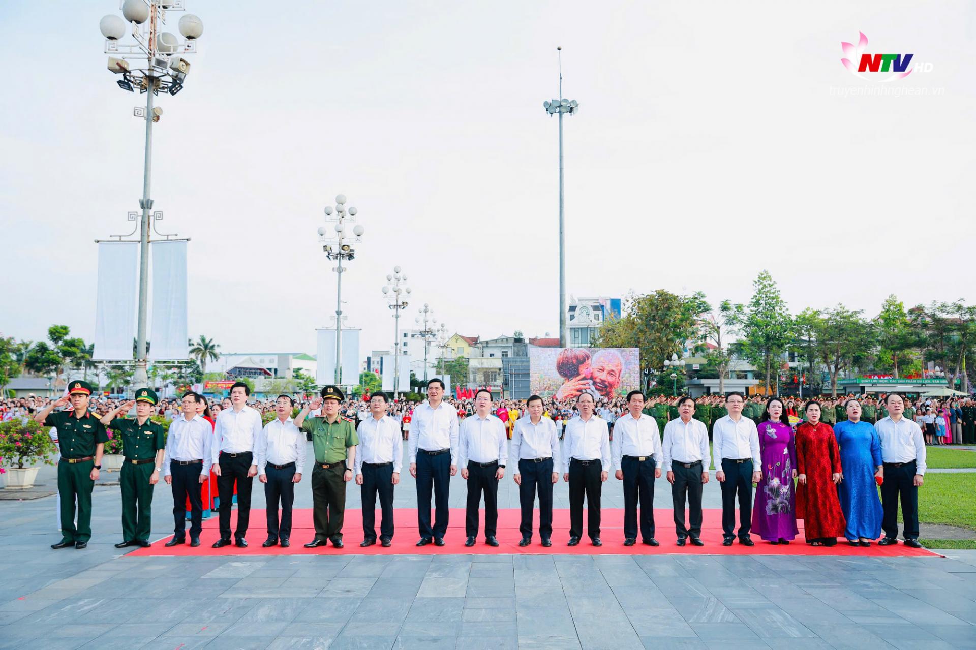 Các đồng chí lãnh đạo tỉnh và các ban, sở, ngành tham dự Lễ chào cờ và bay đại kỳ Tổ quốc nhân kỷ niệm 135 năm Ngày sinh Chủ tịch Hồ Chí Minh (19/5/1890 - 19/5/2025).