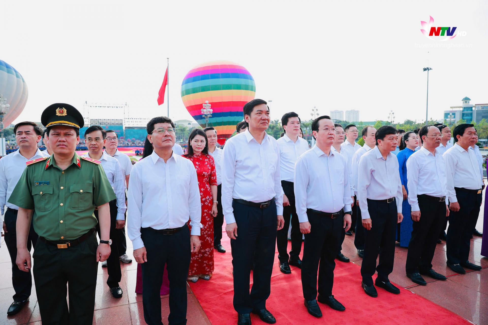 Các đồng chí lãnh đạo tỉnh và các ban, sở, ngành tham dự Lễ chào cờ và bay đại kỳ Tổ quốc nhân kỷ niệm 135 năm Ngày sinh Chủ tịch Hồ Chí Minh (19/5/1890 - 19/5/2025).