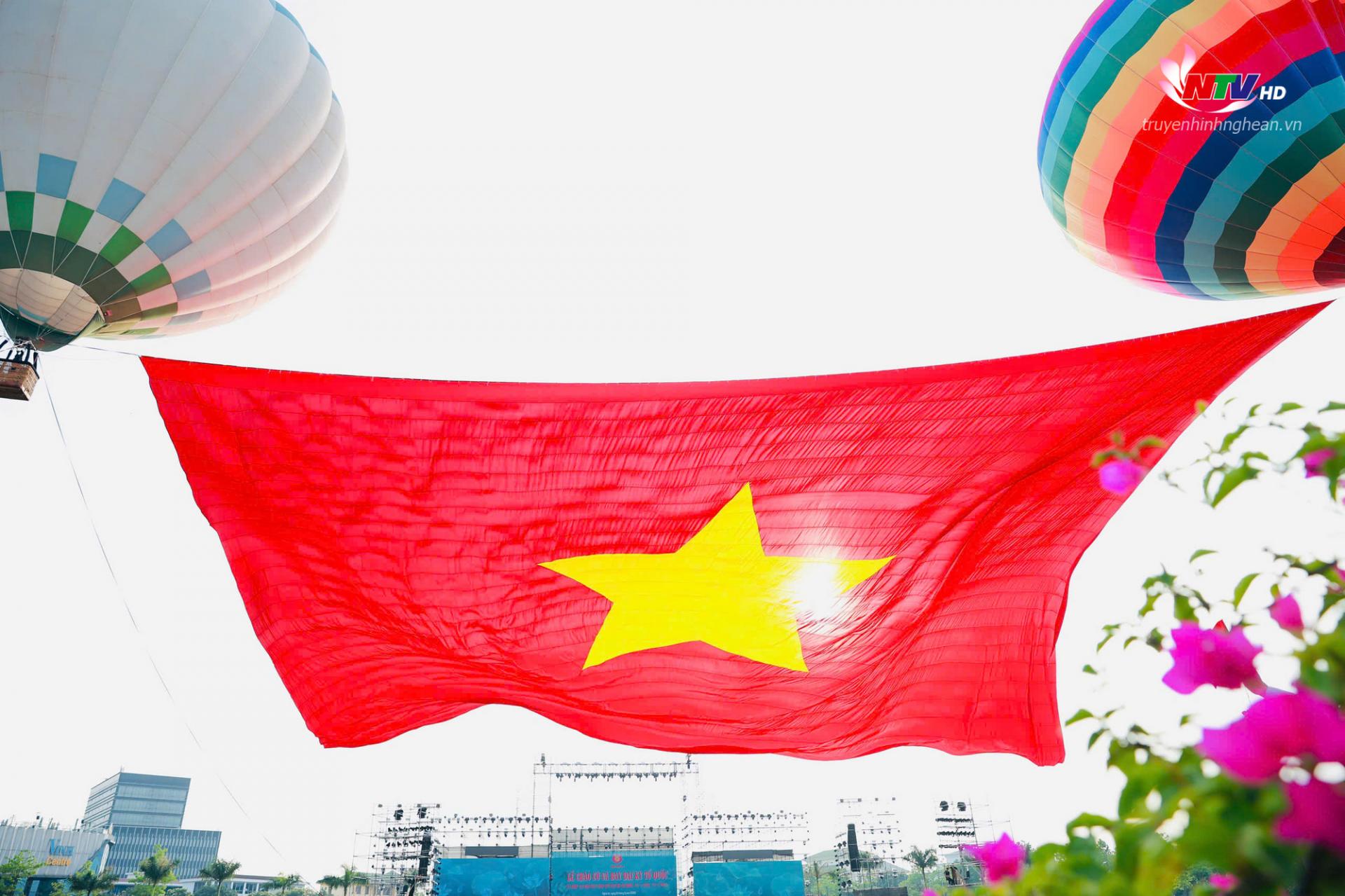 Lá cờ Tổ quốc có diện tích 2.025m² được bay lên bầu trời thành phố Vinh.