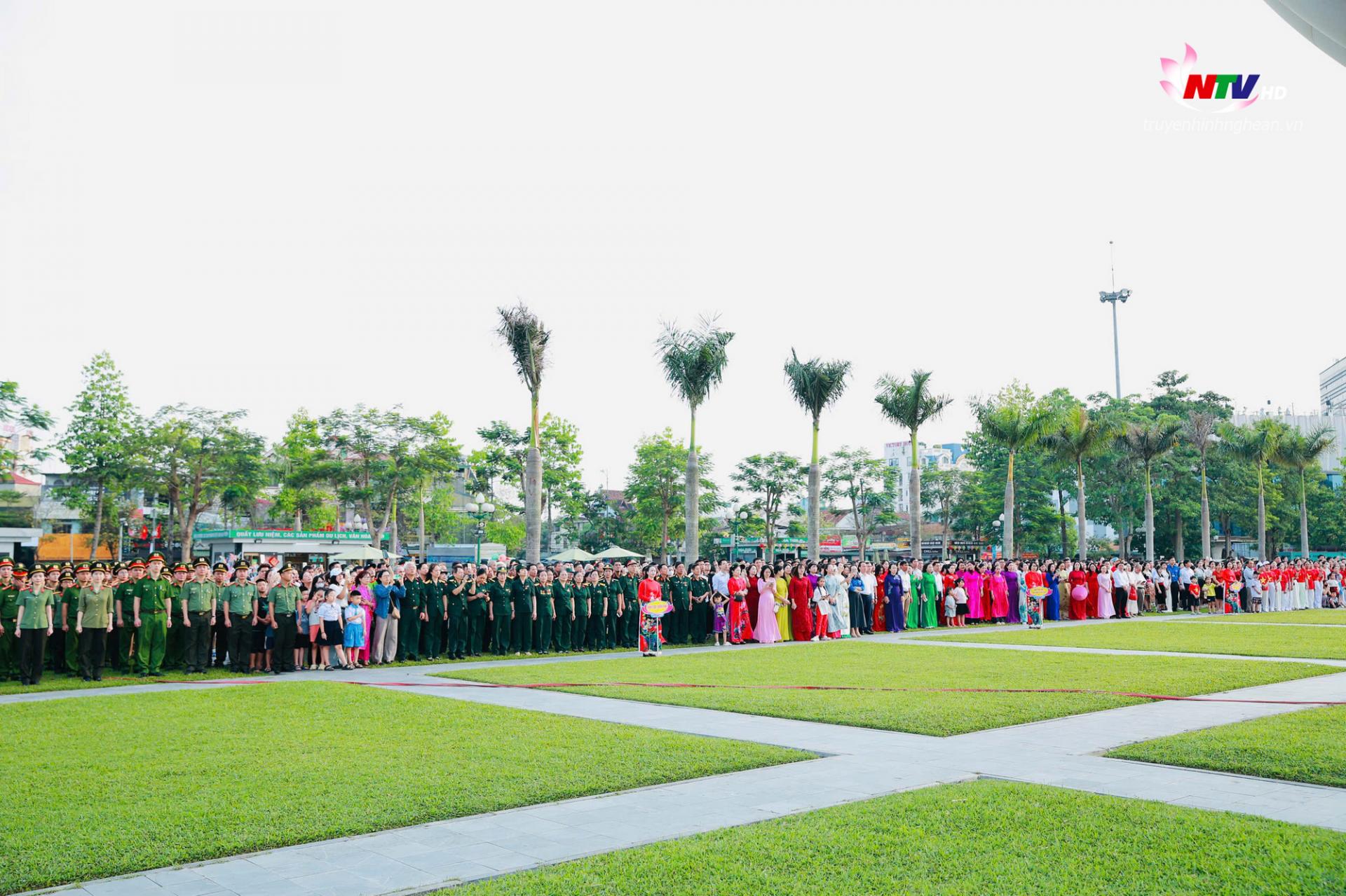 Các lực lượng và các tầng lớp nhân dân dự buổi lễ.