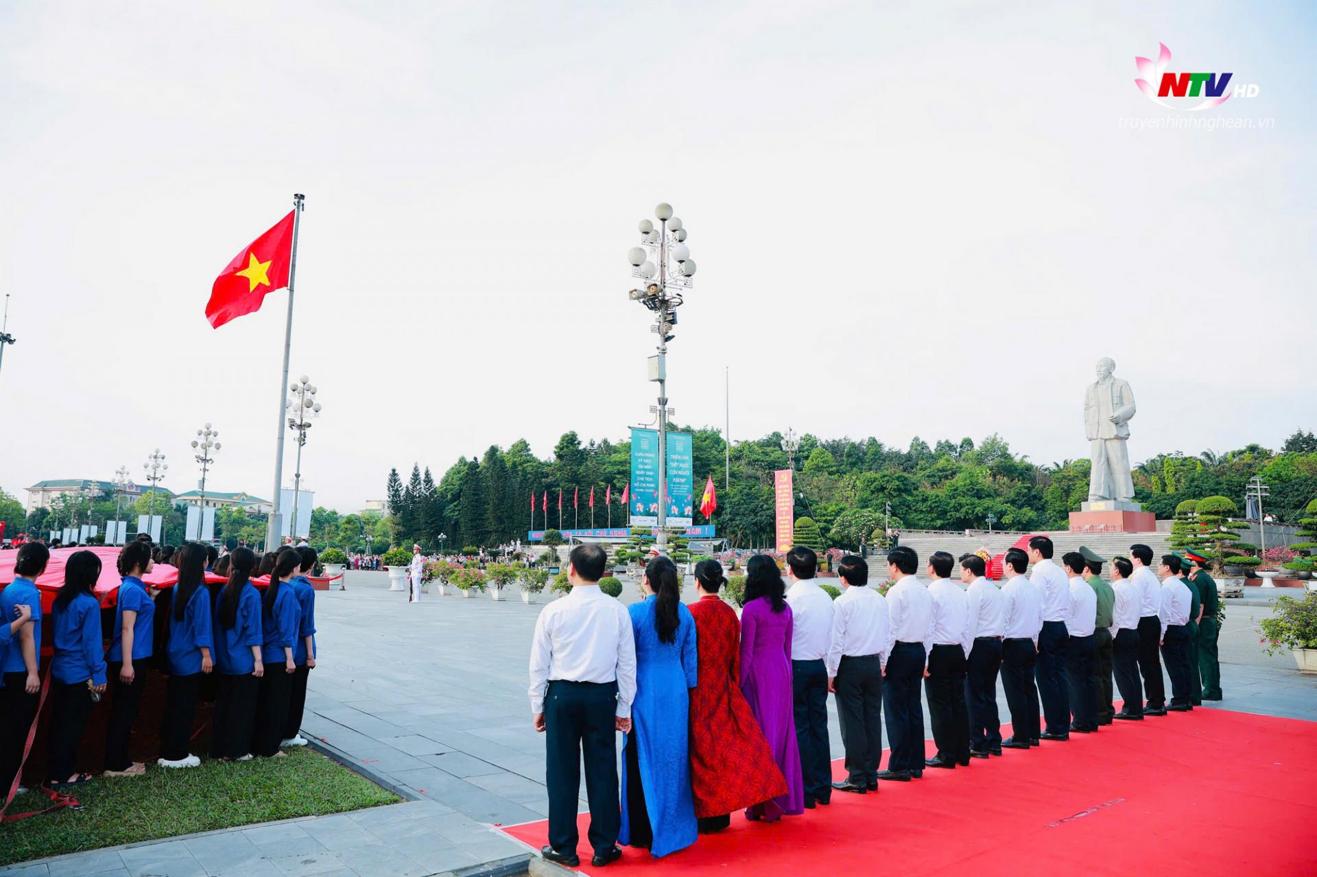 Trang nghiêm nghi lễ chào cờ.