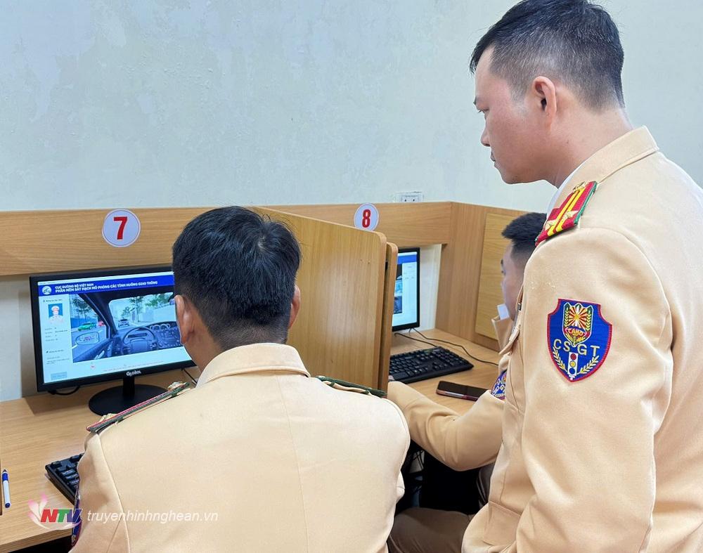 Cán bộ, chiến sỹ Phòng Cảnh sát giao thông tham gia tập huấn nghiệp vụ sát hạch viên.