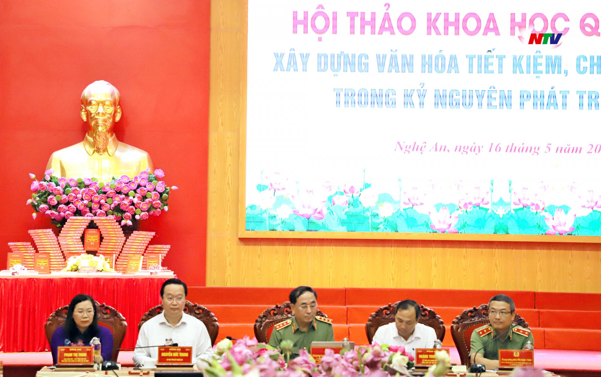 Các đồng chí chủ trì hội thảo.