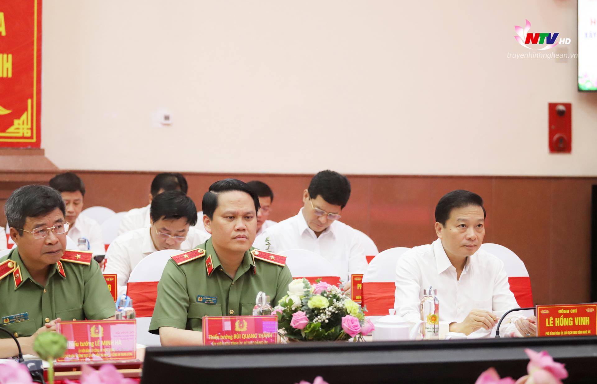 Các đồng chí lãnh đạo tỉnh và Công an tỉnh Nghệ An dự hội thảo.