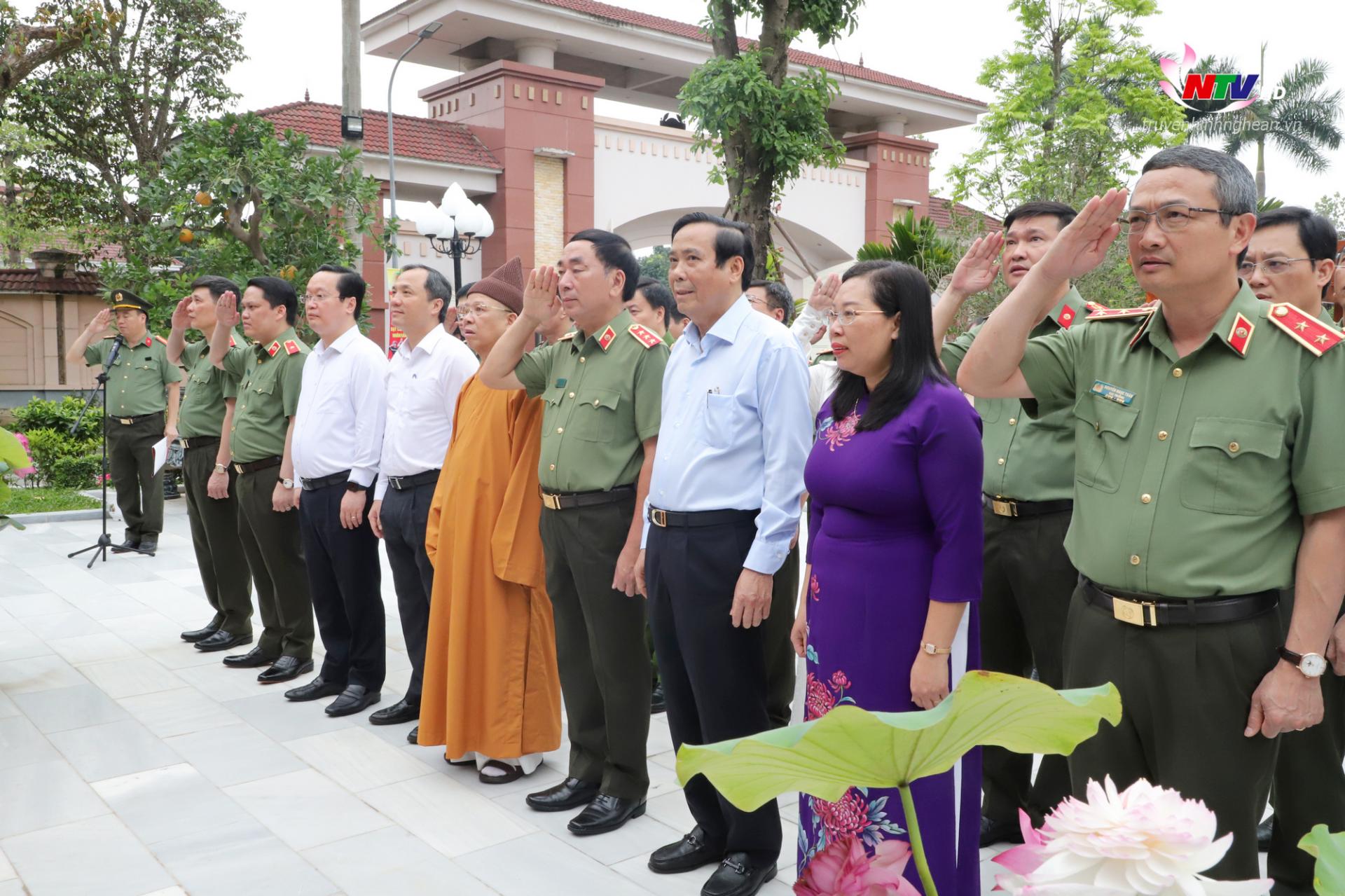 Các đại biểu dâng hoa, dâng hương tại Nhà tưởng niệm Chủ tịch Hồ Chí Minh trong khuôn viên Công an tỉnh Nghệ an.