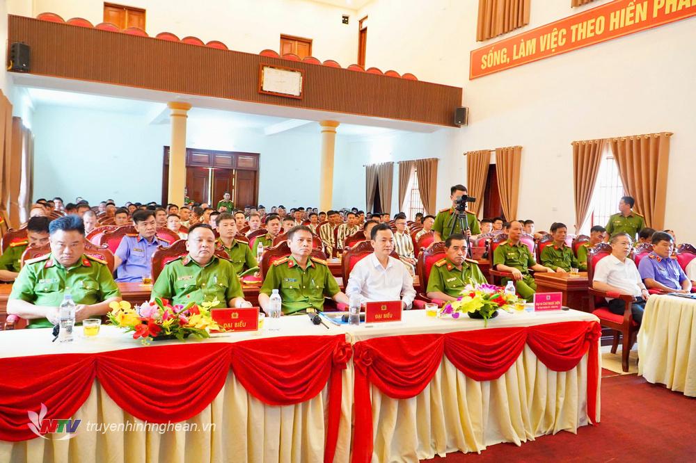 Các đại biểu dự buổi lễ.