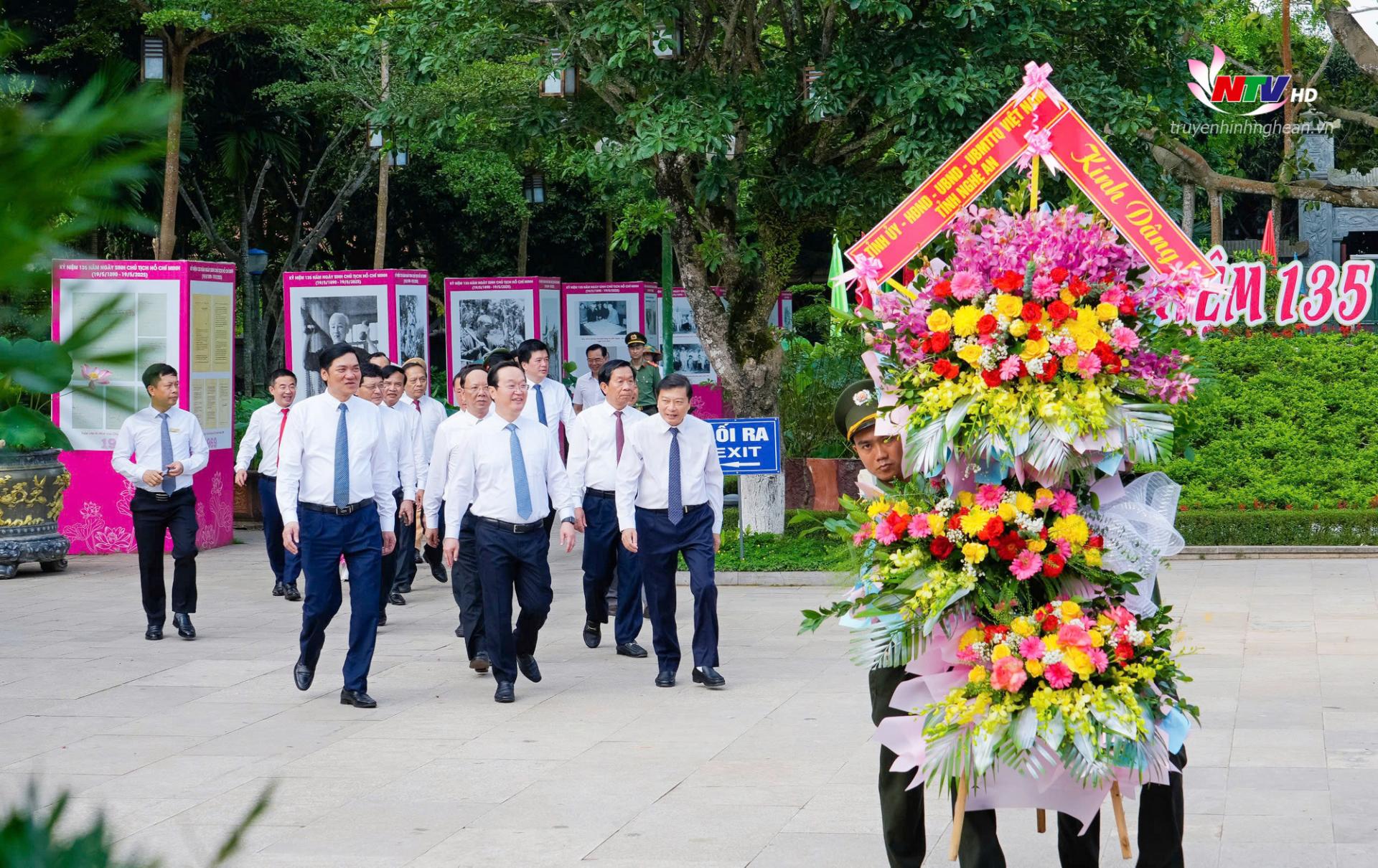 Đoàn đại biểu Tỉnh ủy - HĐND - UBND - UBMTTQ - ĐBQH tỉnh Nghệ An tổ chức lễ dâng hoa, dâng hương tưởng niệm Chủ tịch Hồ Chí Minh tại Khu Di tích Quốc gia đặc biệt Kim Liên. 