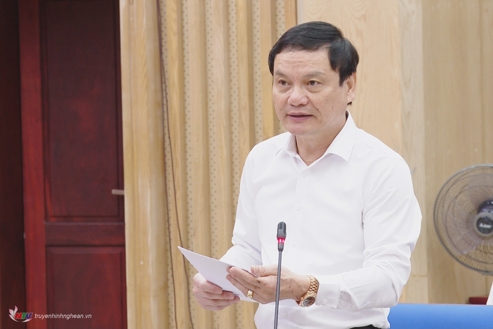 Chánh Văn phòng UBND tỉnh Đặng Thanh Tùng phát biểu tại phiên họp.