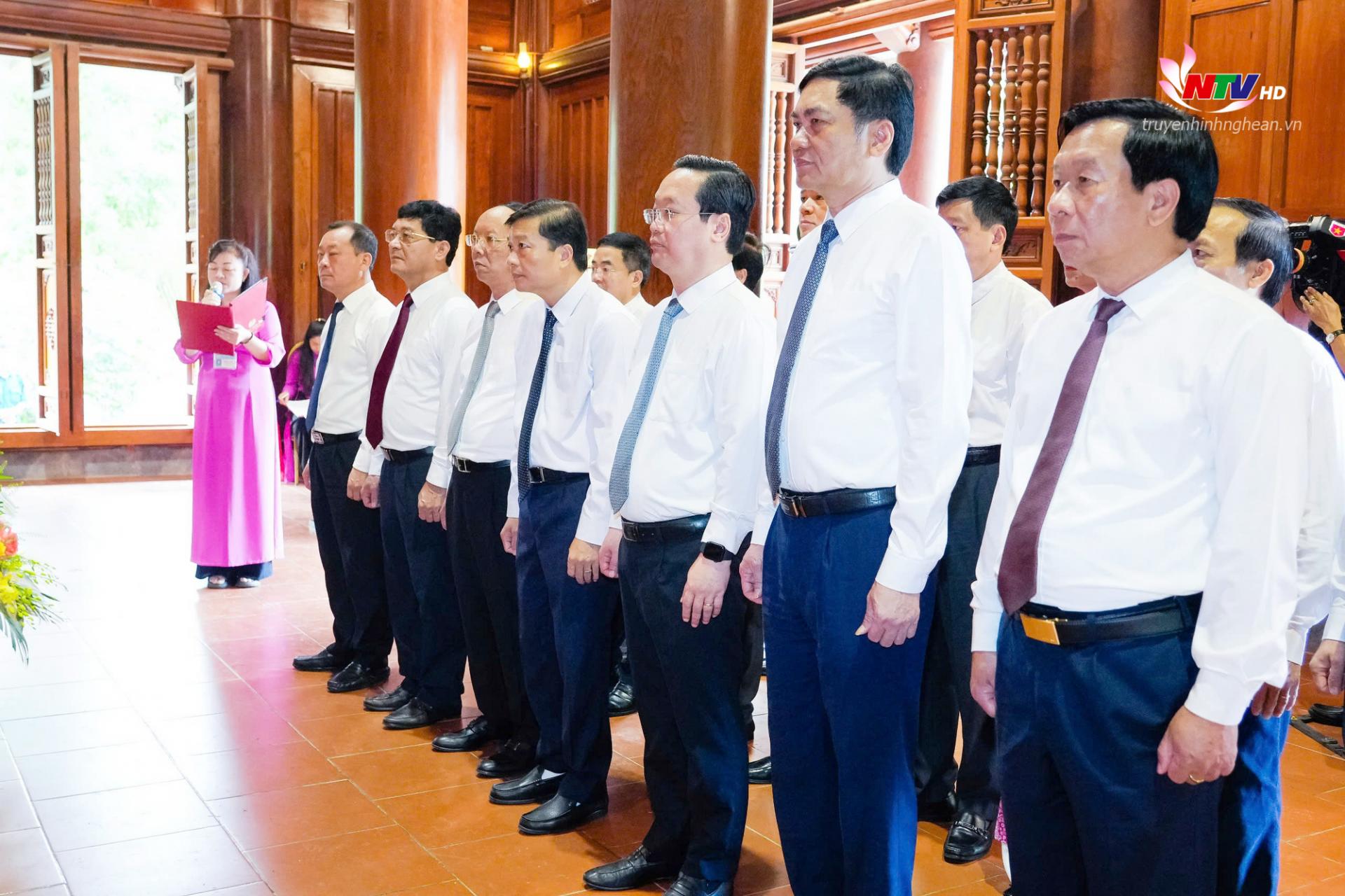 Đoàn đại biểu Tỉnh ủy - HĐND - UBND - UBMTTQ - ĐBQH tỉnh Nghệ An tổ chức lễ dâng hoa, dâng hương tưởng niệm Chủ tịch Hồ Chí Minh tại Khu Di tích Quốc gia đặc biệt Kim Liên.