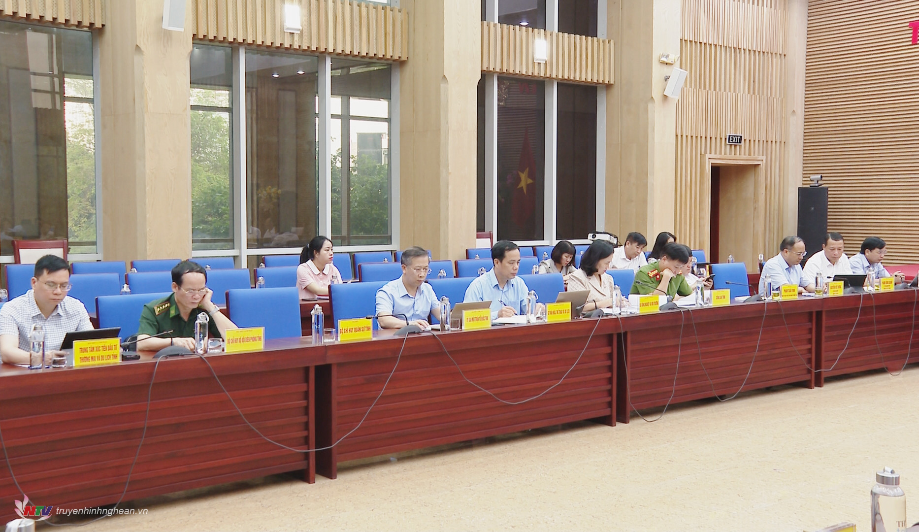 Lãnh đạo HĐND tỉnh, các Sở, ban ngành dự phiên họp.