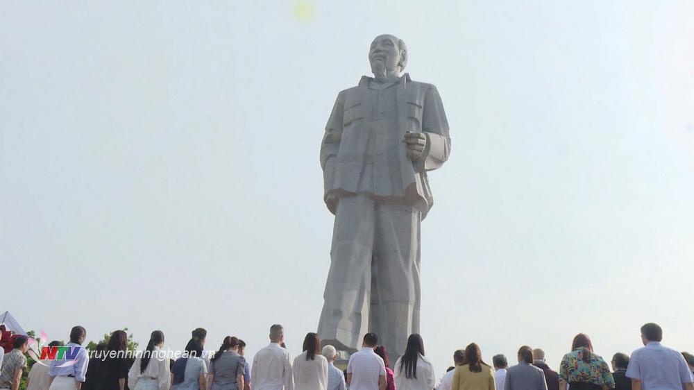 Quang cảnh lễ dâng hoa, dâng hương.