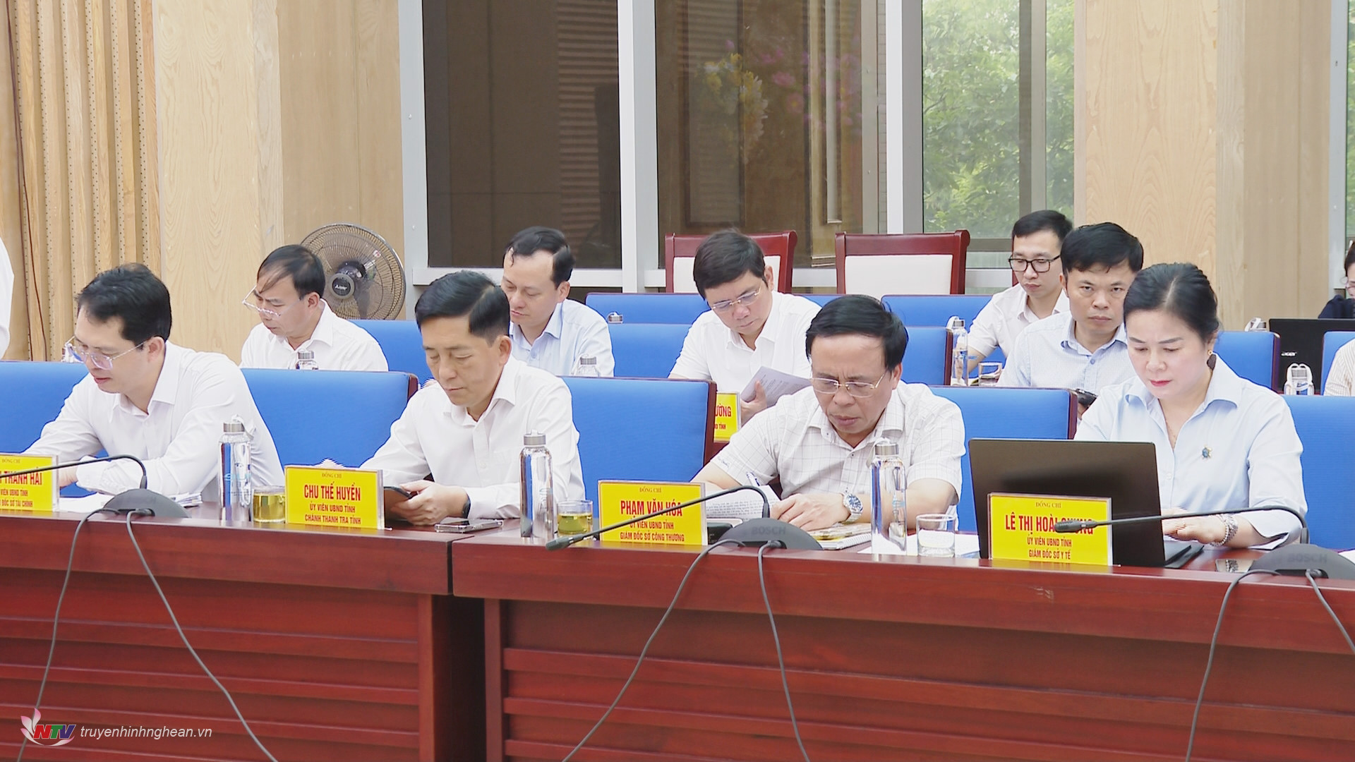 Lãnh đạo các Sở, ban ngành dự phiên họp.