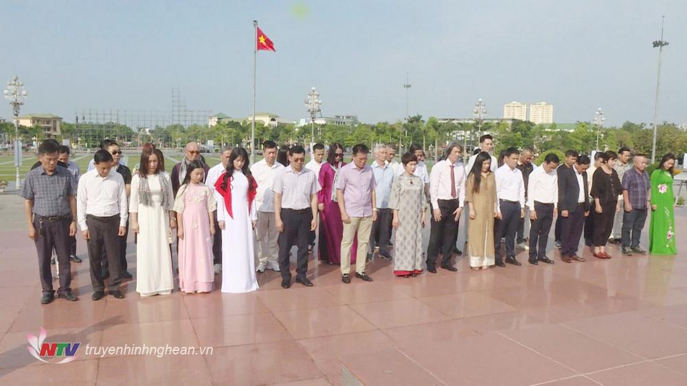 Các đại biểu thành kính tưởng niệm Chủ tịch Hồ Chí Minh.