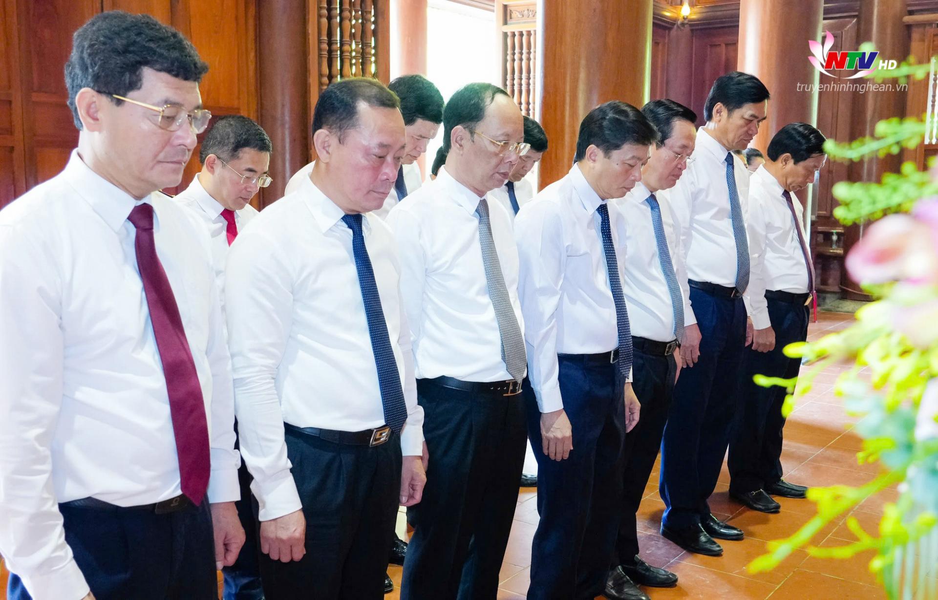 Các đại biểu thành kính tưởng niệm Chủ tịch Hồ Chí Minh.