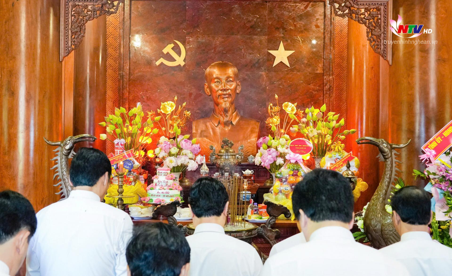 Toàn cảnh lễ dâng hoa, dâng hương.