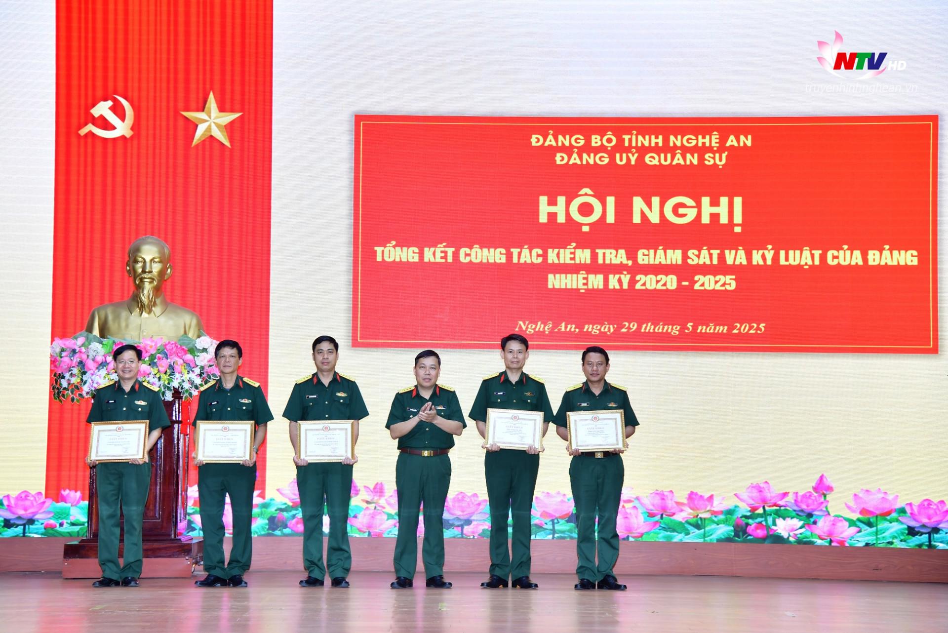 Trao thưởng cho các tập thể, cá nhân có thành tích xuất sắc trong việc thực hiện công tác kiểm tra, giám sát và kỷ luật của Đảng, nhiệm kỳ 2020 - 2025. 