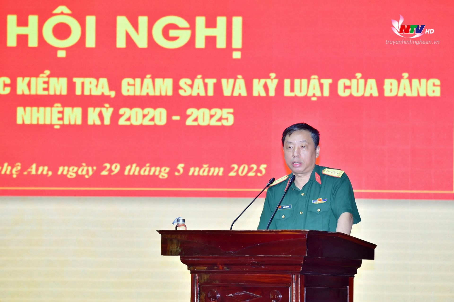 Đại tá Hoàng Văn Vinh, Ủy viên Ban Chấp hành Đảng bộ, Phó Chủ nhiệm Ủy ban kiểm tra Đảng ủy Quân khu 4 phát biểu chỉ đạo tại hội nghị.